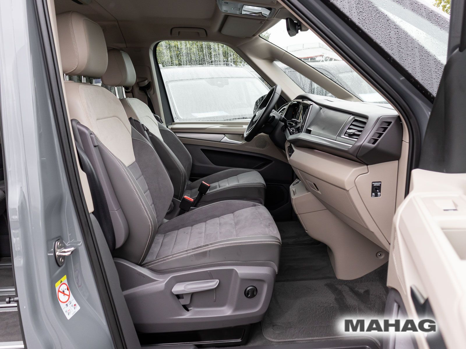 Fahrzeugabbildung Volkswagen T7 Multivan Life 2,0 l 150 kW TSI OPF Front antr