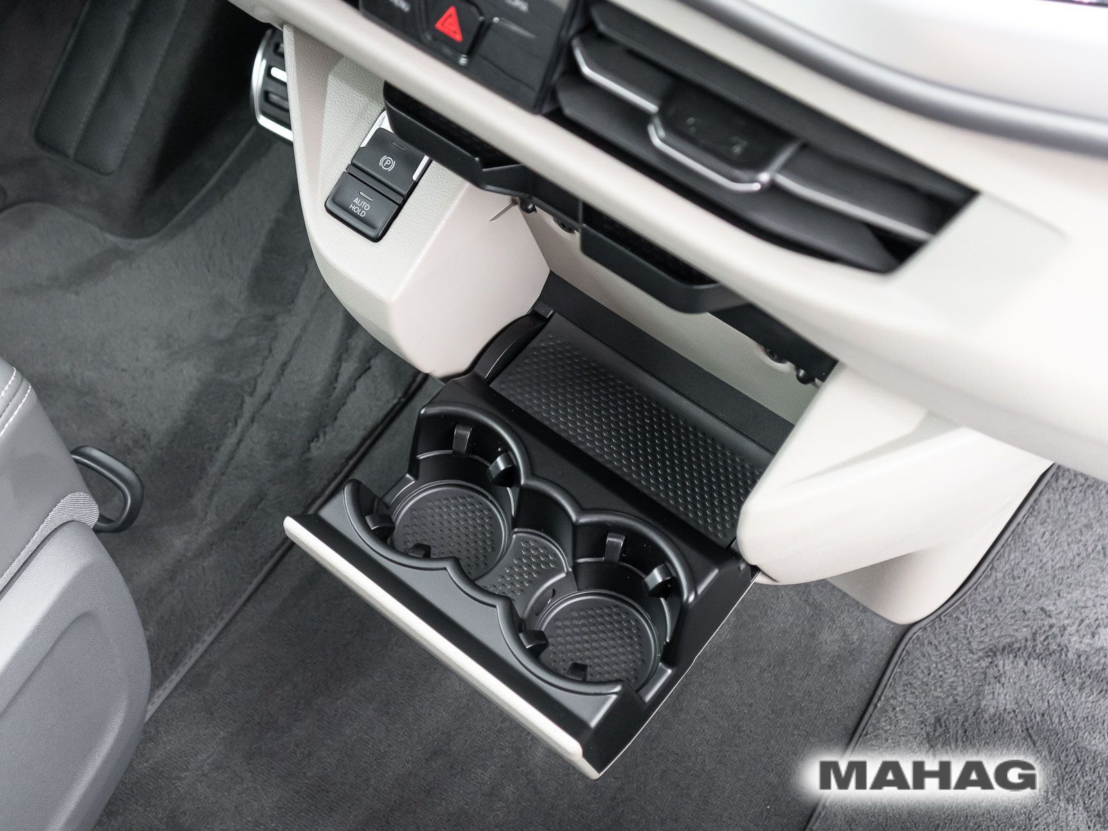 Fahrzeugabbildung Volkswagen T7 Multivan Life 2,0 l 150 kW TSI OPF Front antr