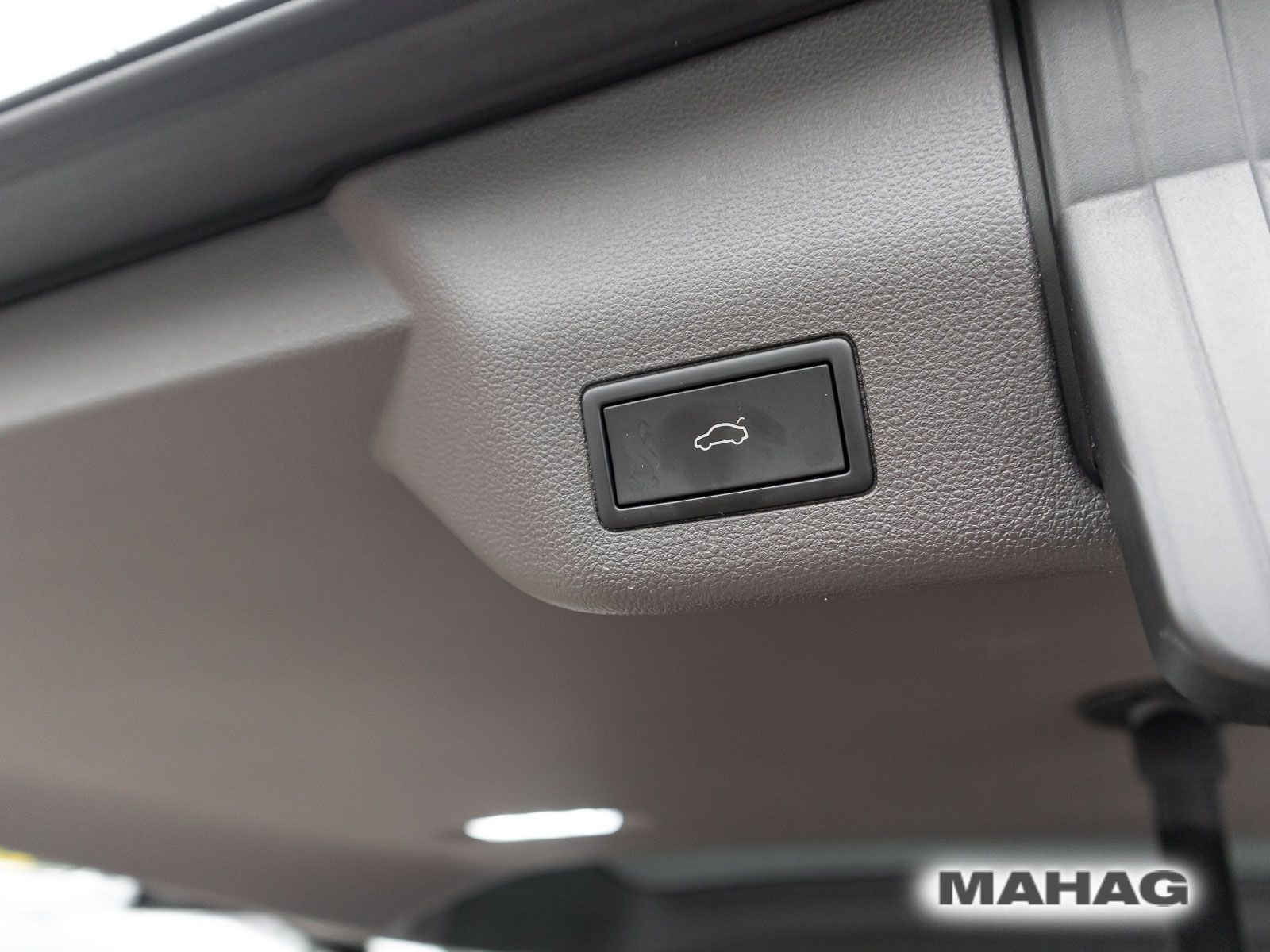 Fahrzeugabbildung Volkswagen T7 Multivan Life 2,0 l 150 kW TSI OPF Front antr