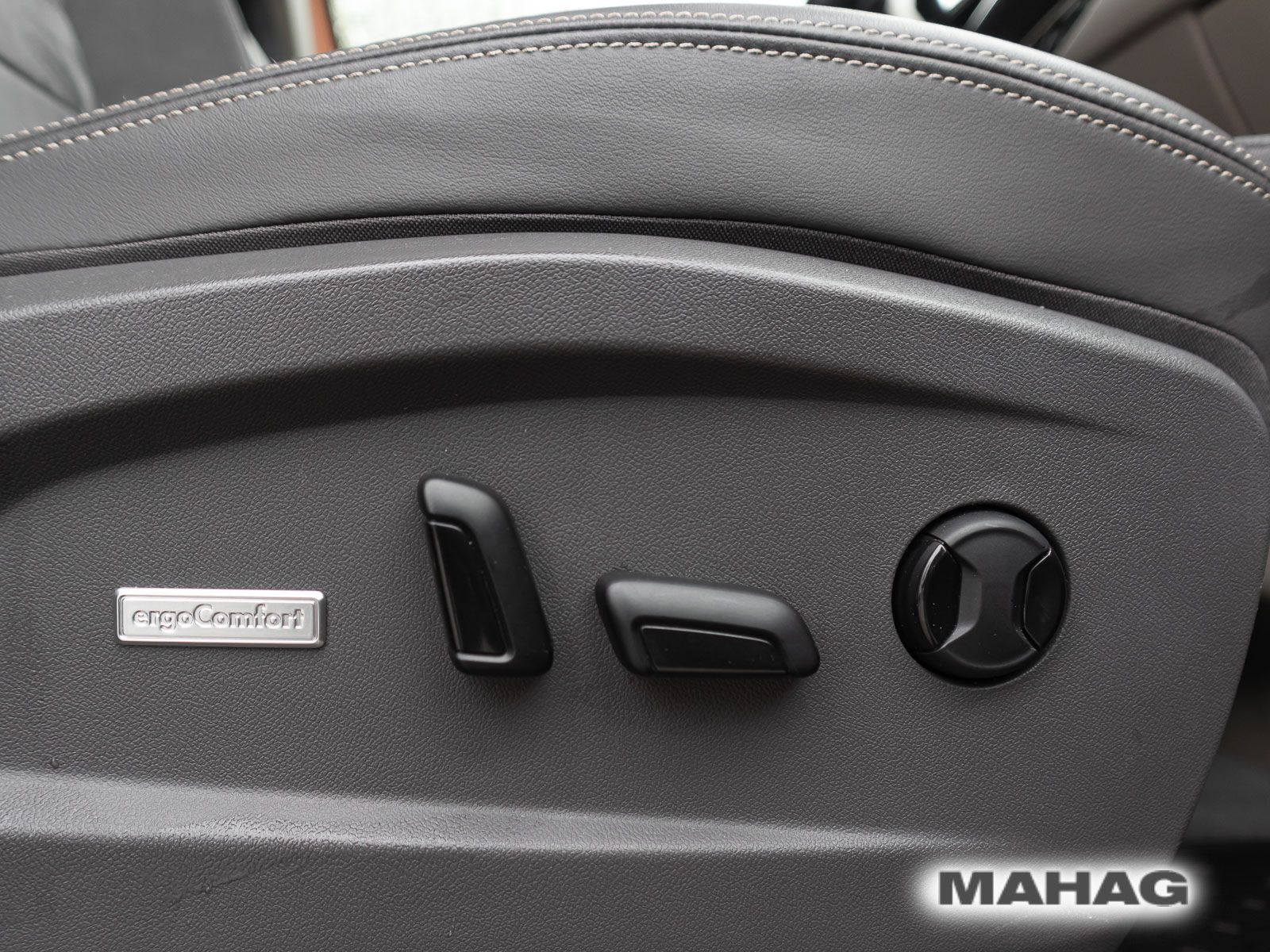 Fahrzeugabbildung Volkswagen T7 Multivan Life 1,4 l 110 kW eHybrid OPF 6-Gang