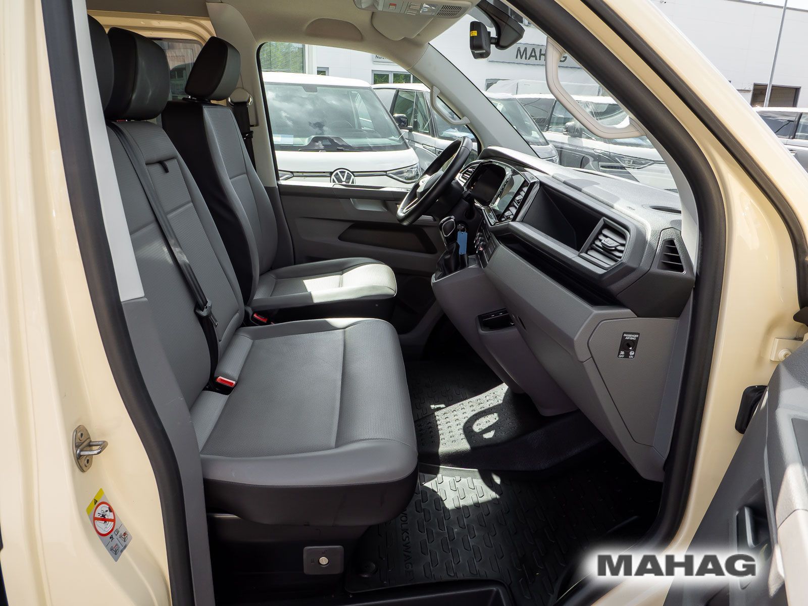 Fahrzeugabbildung Volkswagen T6.1 Kombi langer Radstand TAXI