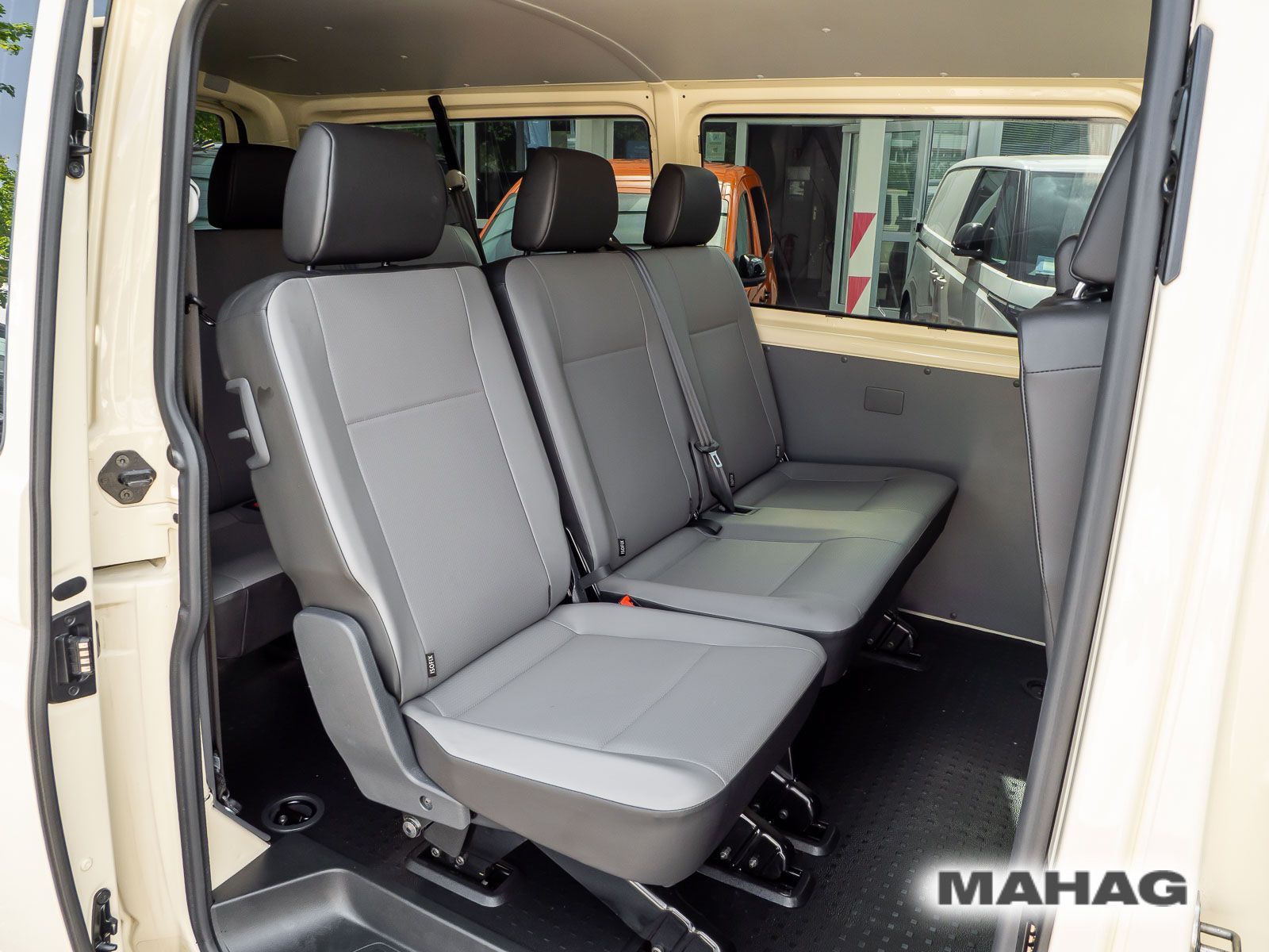 Fahrzeugabbildung Volkswagen T6.1 Kombi langer Radstand TAXI
