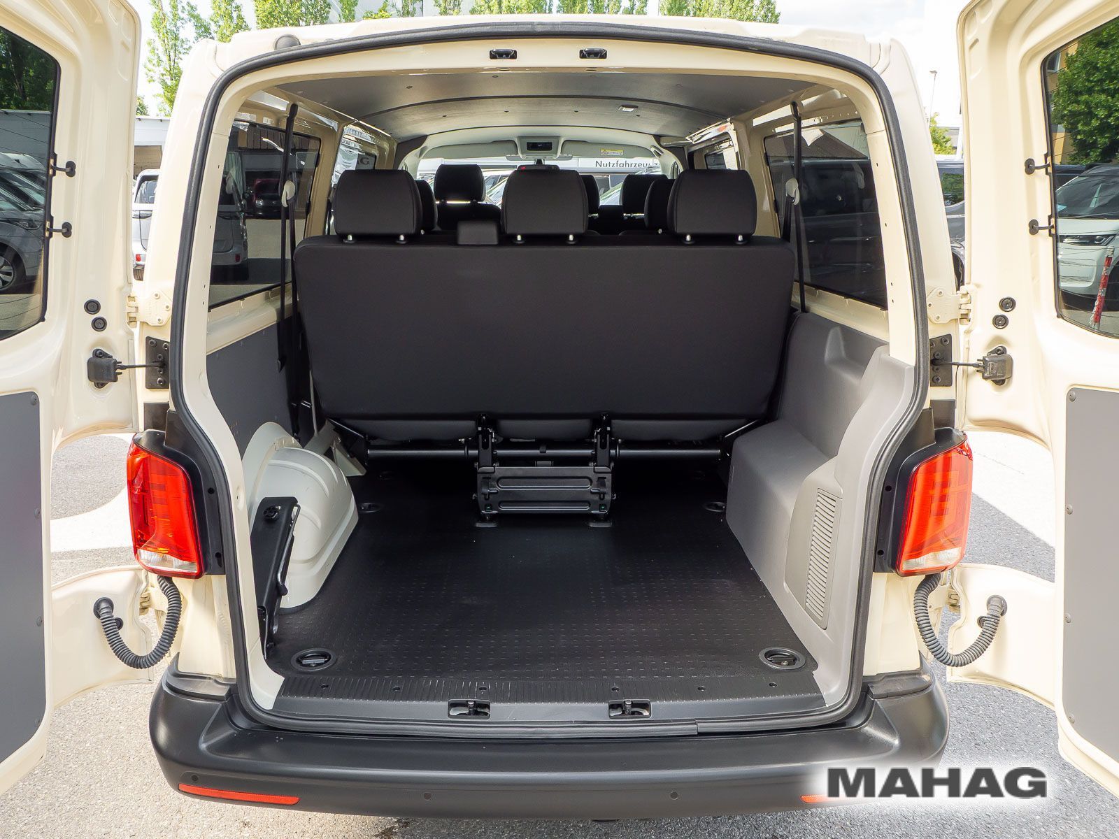 Fahrzeugabbildung Volkswagen T6.1 Kombi langer Radstand TAXI