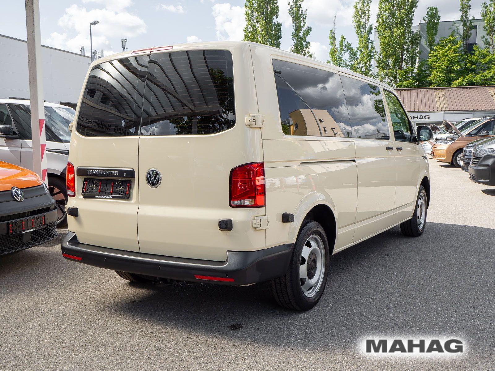 Fahrzeugabbildung Volkswagen T6.1 Kombi langer Radstand TAXI