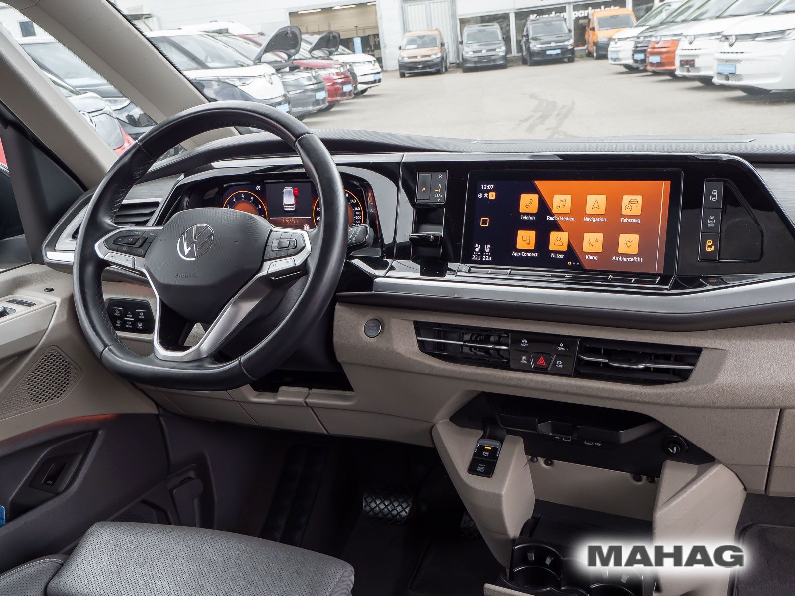 Fahrzeugabbildung Volkswagen Multivan Life 2,0 l 150 kW TSI OPF 7-Gang-DSG Ra