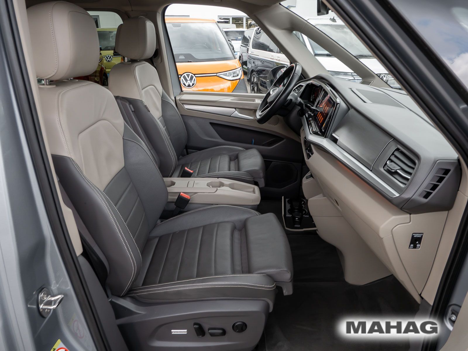 Fahrzeugabbildung Volkswagen Multivan Life 2,0 l 150 kW TSI OPF 7-Gang-DSG Ra