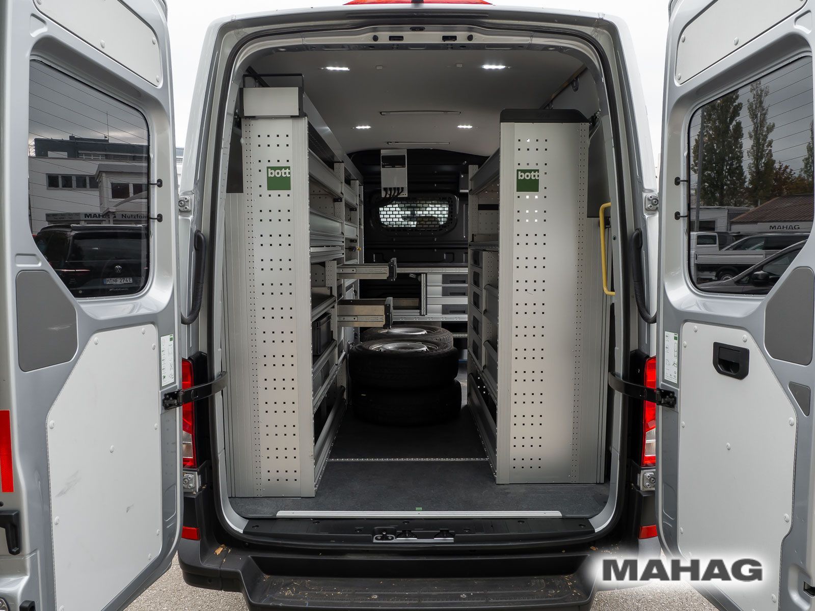 Fahrzeugabbildung Volkswagen Crafter 35 Kasten 2,0 l 130 kW Frontantrieb 8-Ga